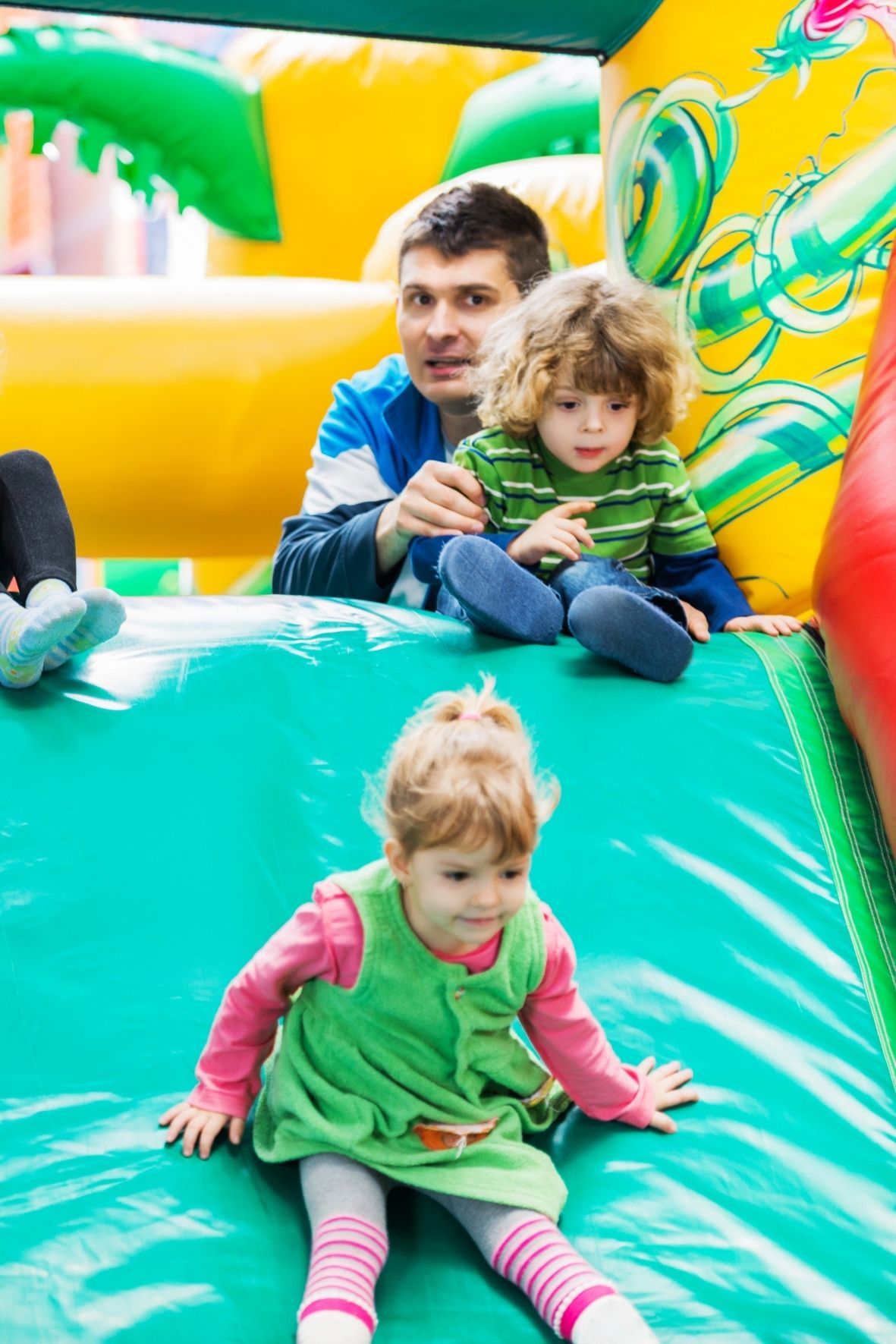 Jeu gonflable multi-activités sécurisé pour jeunes enfants avec accompagnement parental