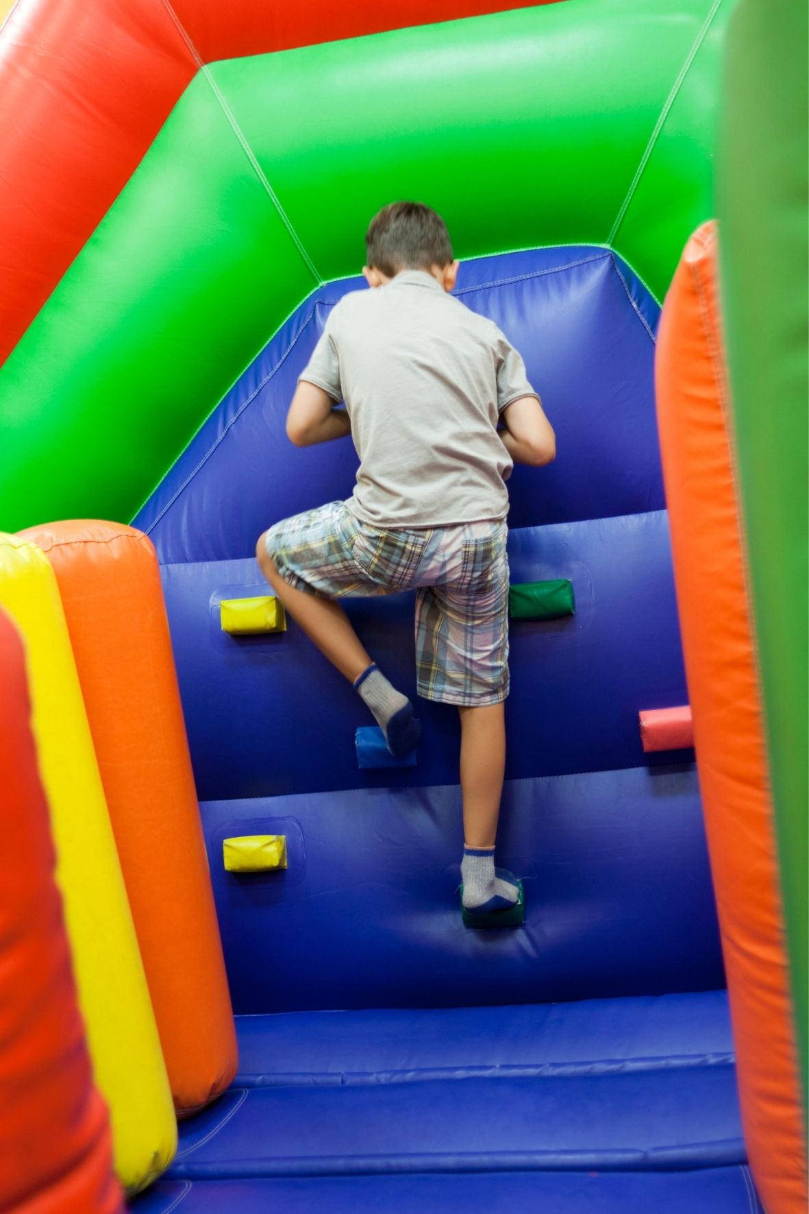 Parcours gonflable intérieur avec zones d’escalade et obstacles pour enfants