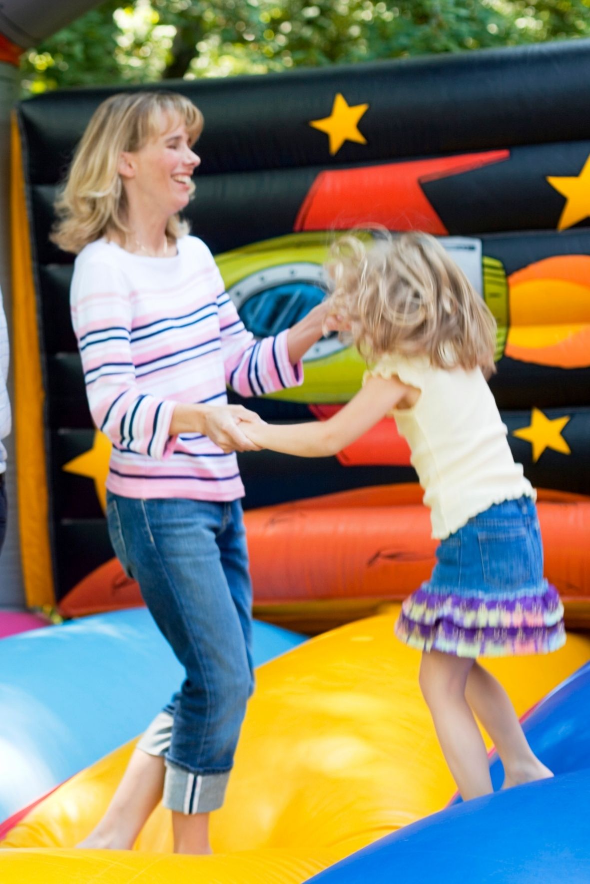 Animation gonflable familiale avec enfants jouant sur une structure colorée  à Parc-Extension