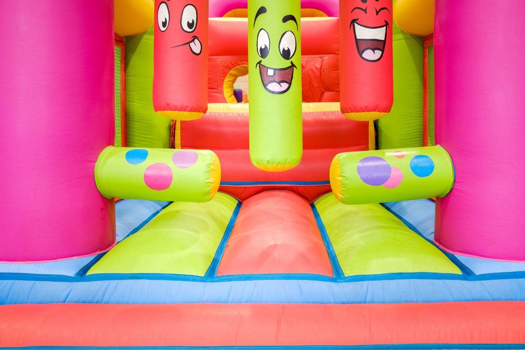 Jeu gonflable professionnel avec tunnels, obstacles et zones de saut pour enfants